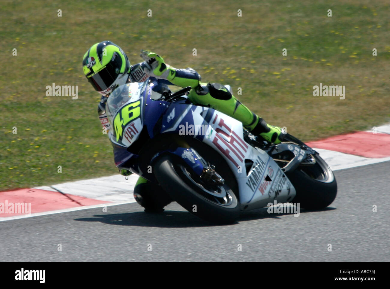 Valentino Rossi circonscription pour le Fiat Yamaha Team dans la Catalogne de 2007, Moto GP Montmelo, Barcelone, Espagne Banque D'Images