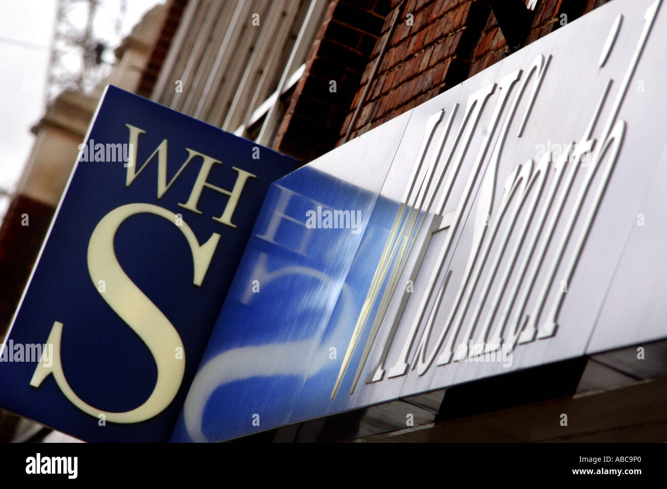 Le papetier et marchand de W H Smith dans la High Street, dans le Sussex à Haywards Heath Banque D'Images