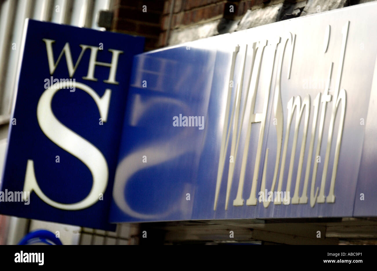 Le papetier et marchand de W H Smith dans la High Street, dans le Sussex à Haywards Heath Banque D'Images