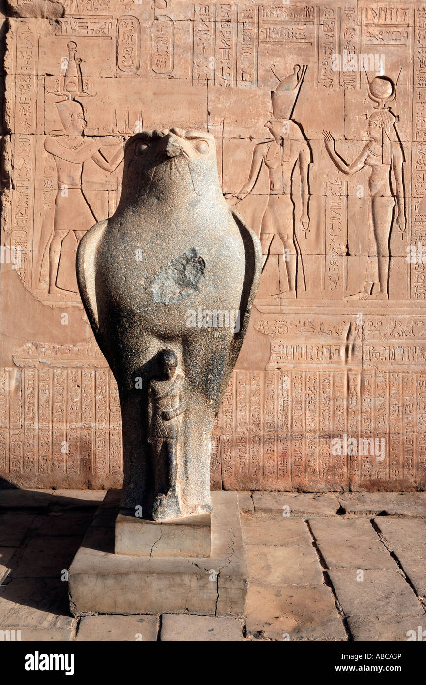 Statue du dieu Horus dans son temple à Edfou en Haute Egypte Banque D'Images