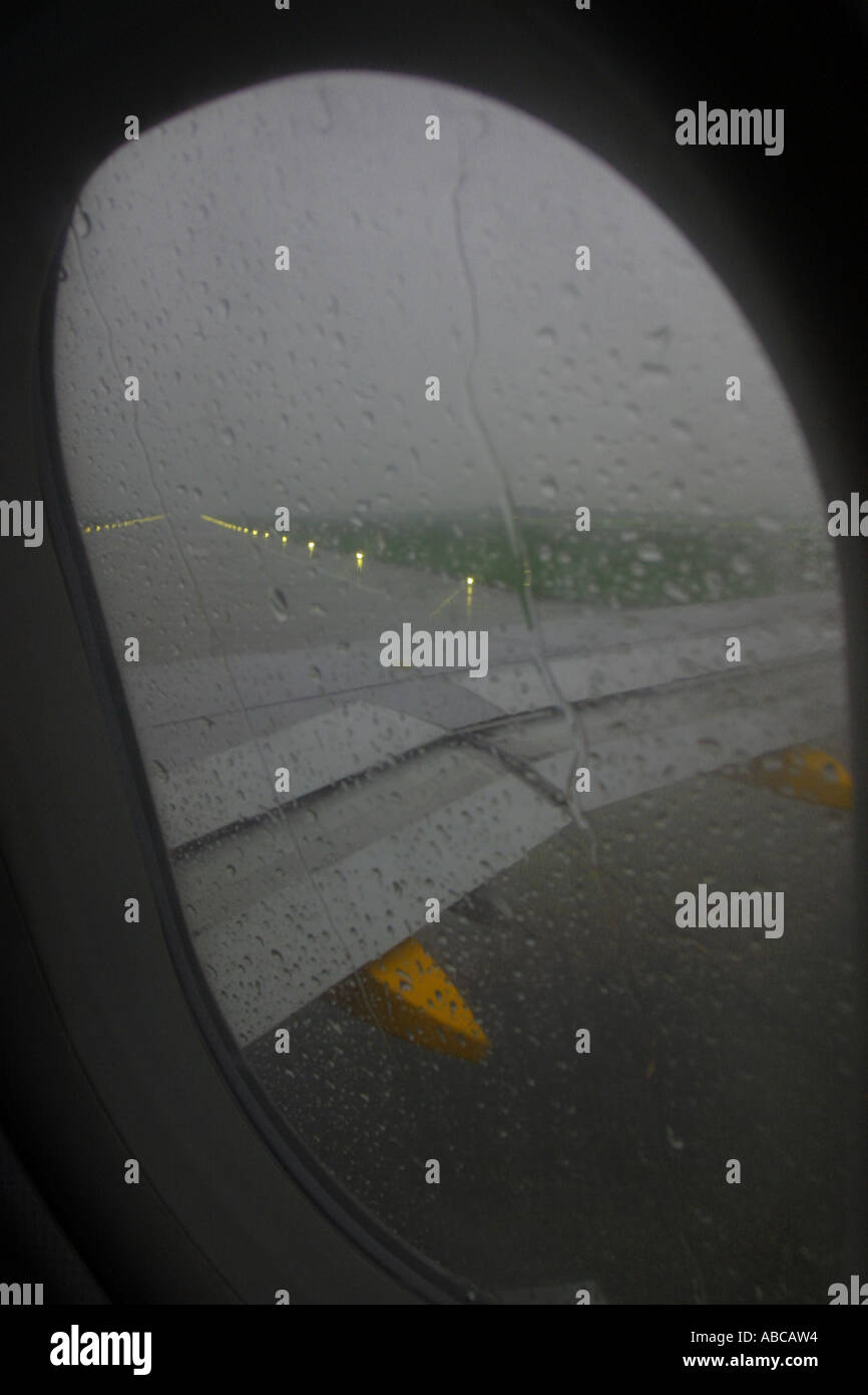 Voler par mauvais temps, décolle dans une tempête vue depuis la fenêtre passager Banque D'Images