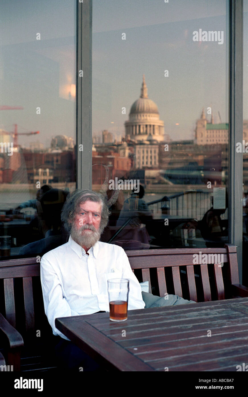 Homme assis seul pub à Londres s Banque D'Images