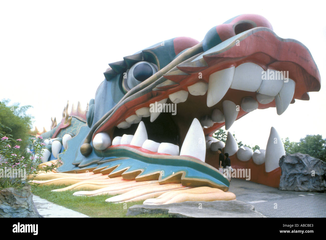 Le dragon géant avec la bouche grande ouverte Haw Par Villa Singapour