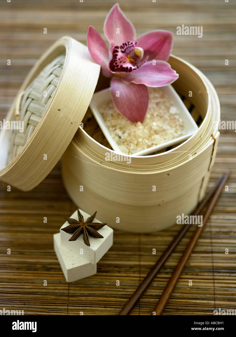 Sels de bain beauté naturelle orchidée cubes et d'anis étoilé avec bamboo steamer baguettes Banque D'Images