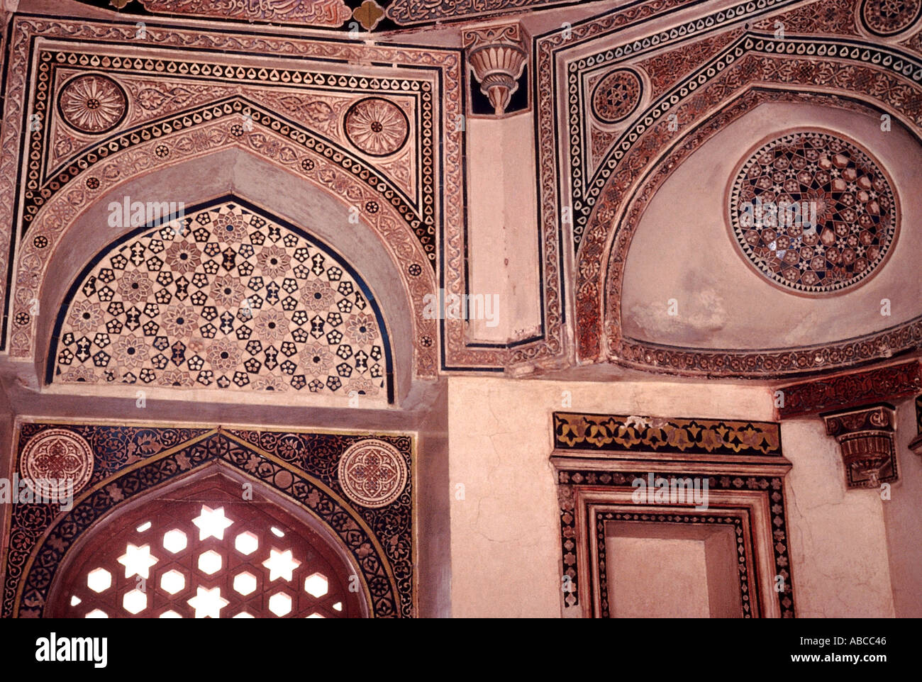 (Dépêche écrite Jamali Mosquée et tombeau. Intérieur de la tombe. En date du : Lodi, période 1525-36 A.D. Delhi. Banque D'Images