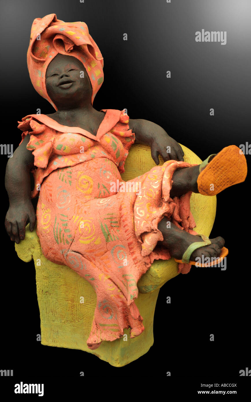 Personnage assis africaine figurative féminine forme dodue arrondi femmes assis repos figure robe traditionnelle de caractère humour tac Banque D'Images