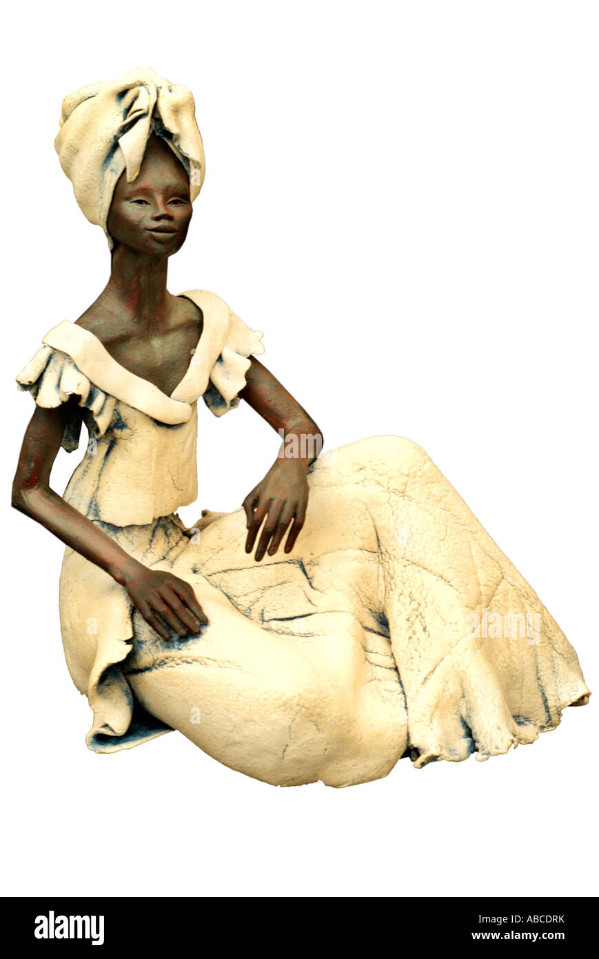 Femme africaine figuratifs forme femmes assis assis repos tall allongée mince figure élégante robe traditionnelle de caractère hum Banque D'Images