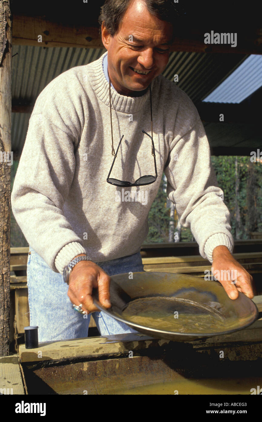 L'homme de l'Alaska Gold Panning Banque D'Images