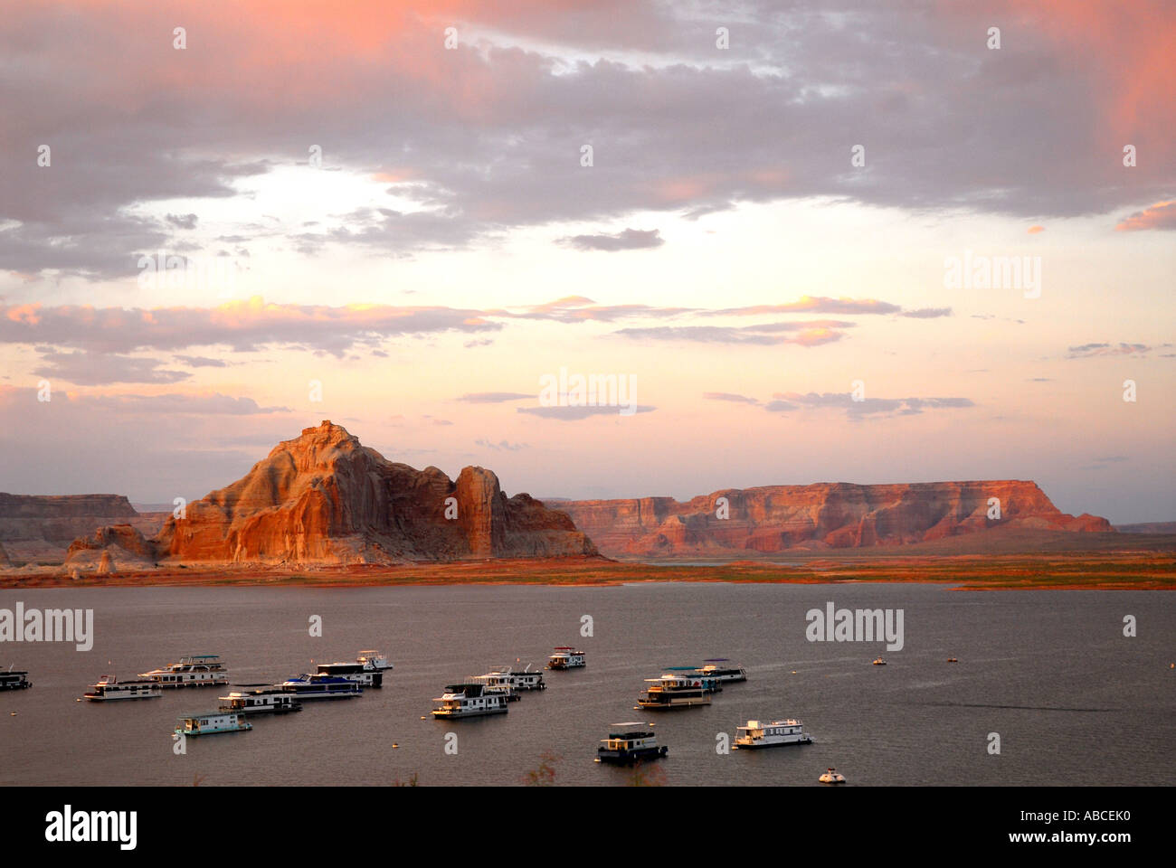 Arizona Lake Powell Resort Wahweap Marina Yacht les loisirs de plein air les roches du désert rouge paysage panoramique spectaculaire Banque D'Images