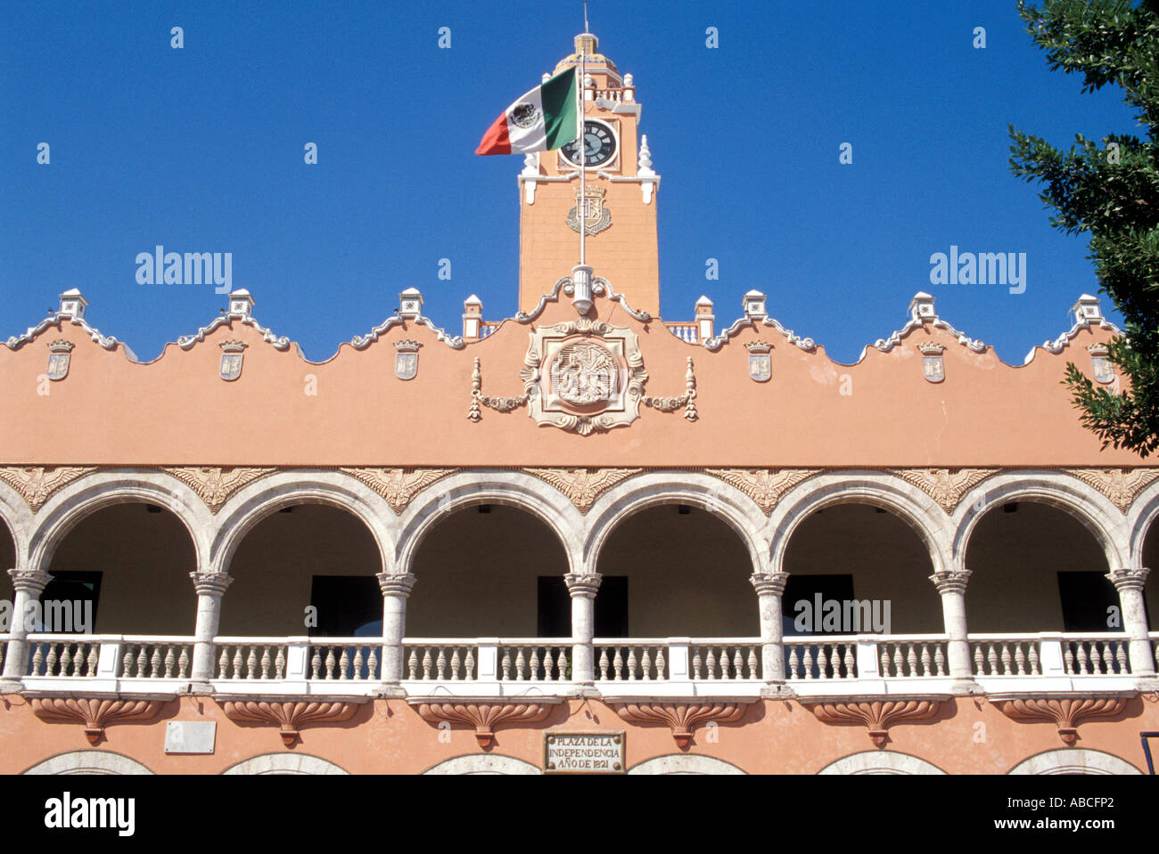 Merida Yucatan Mexique Palais Municipal clock tower construction ville rose et blanc attraction touristique historique paysage pittoresque sky Banque D'Images