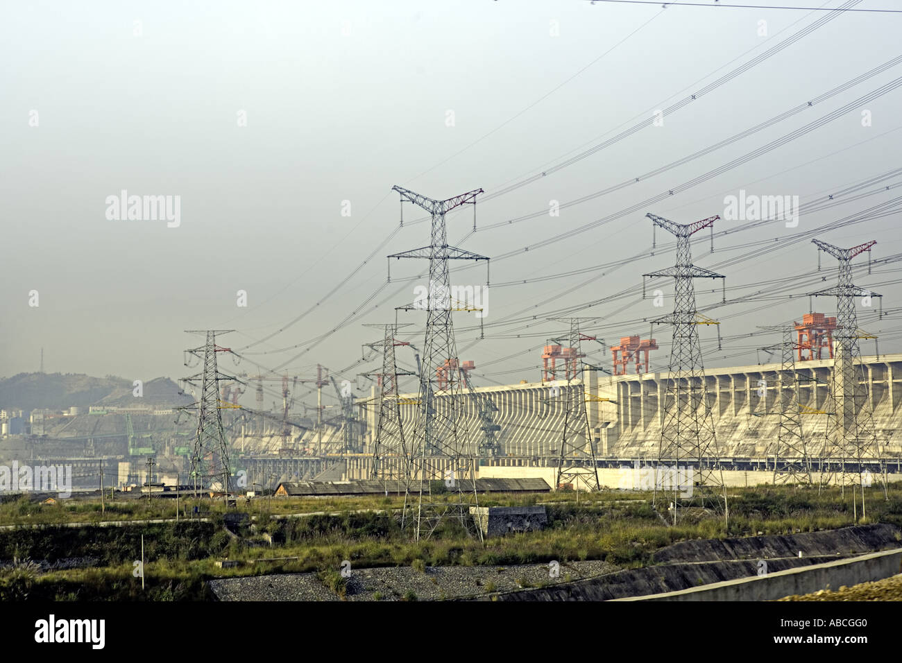 Chine YANGTZE RIVER SANDOUPING lignes haute puissance et de chandeliers, menant du site du barrage des Trois Gorges Banque D'Images