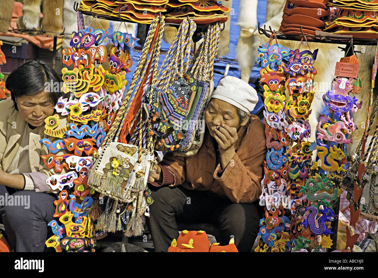 XIAN CHINE Chinois âgés femme vendant des jouets en tissu textile et de souvenirs Banque D'Images