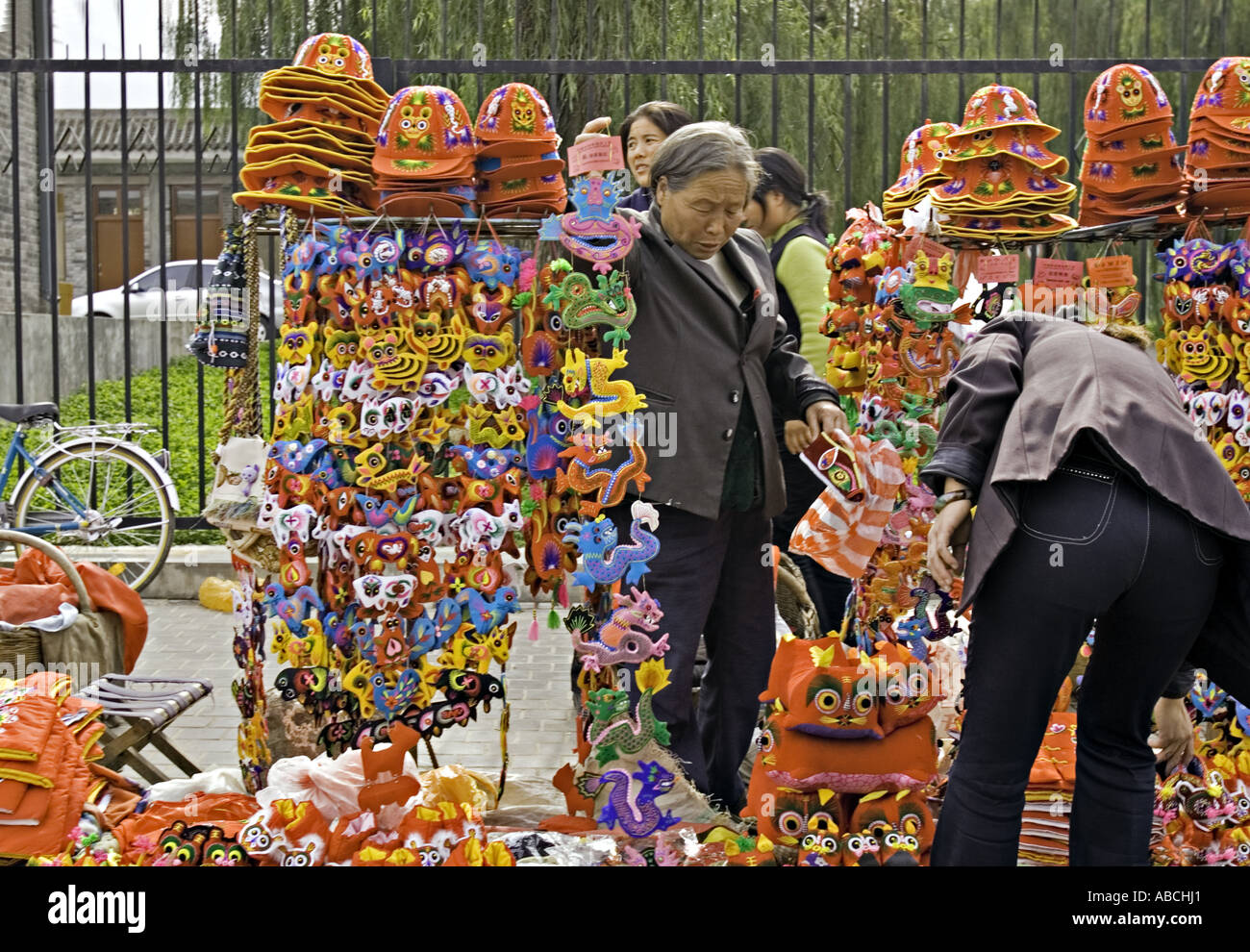 La CHINE XI'AN Chinois âgés femme vendant des jouets en tissu textile et de souvenirs Banque D'Images