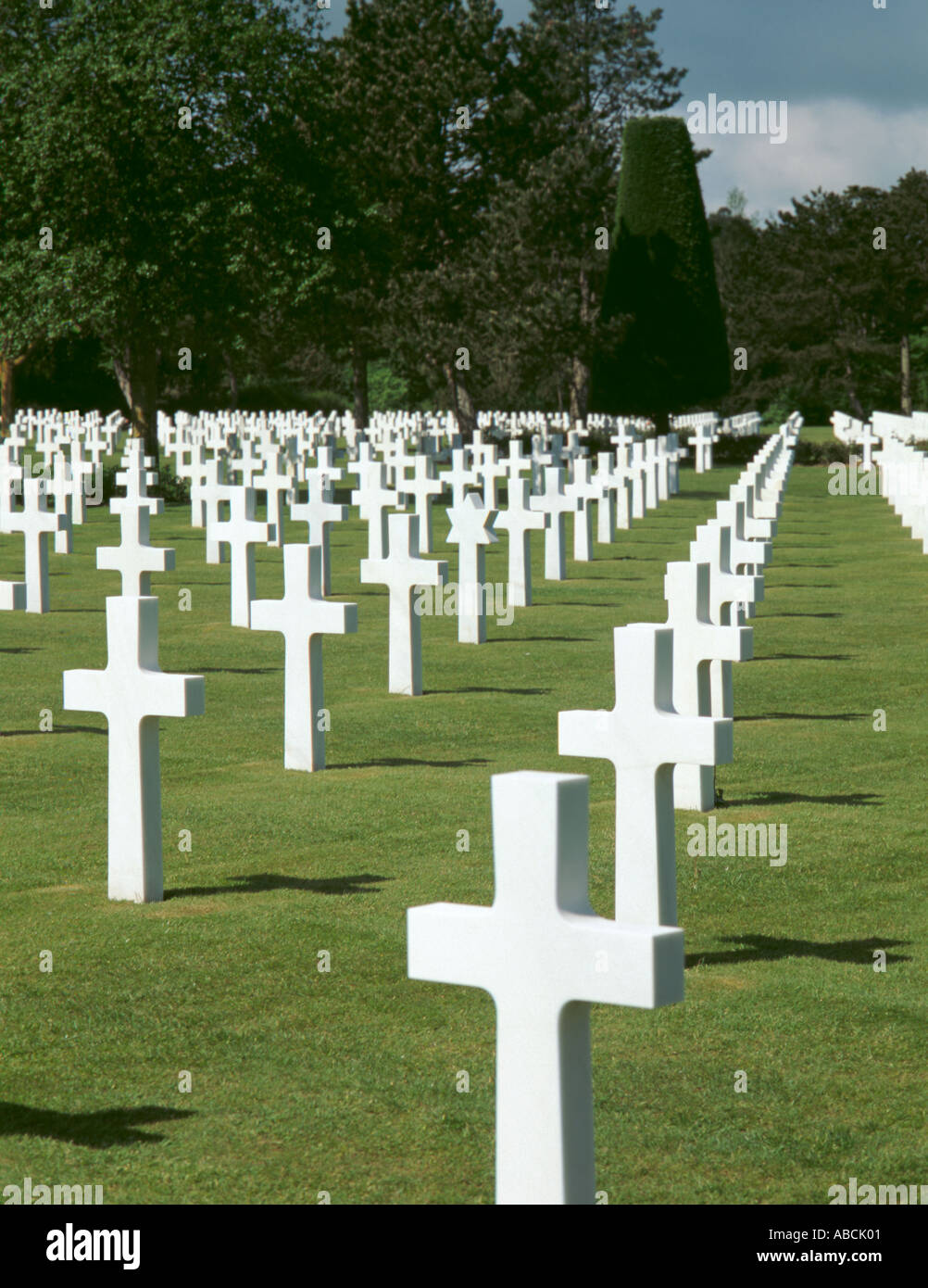 Les rangées de pierres tombales blanches au cimetière militaire américain de Colleville-sur-mer, Normandie (Normandie), France. Banque D'Images
