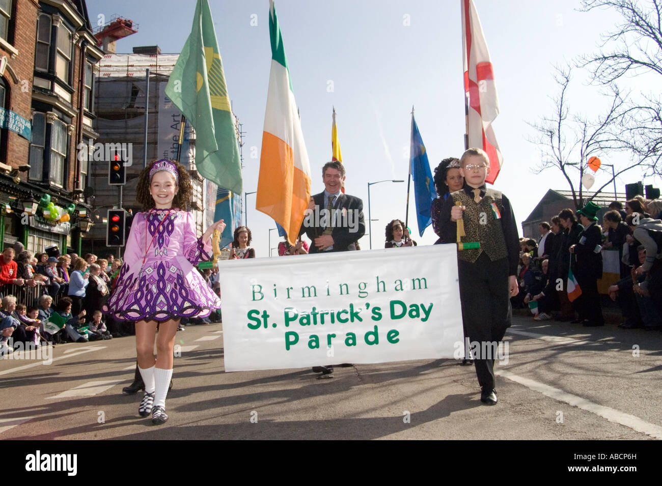 St Patricks day 2003 à Birmingham avec des gens déguisés et visages peints Banque D'Images