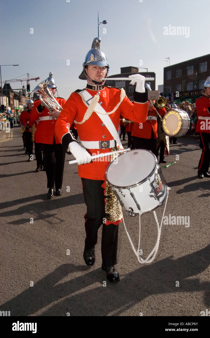 St Patricks day 2003 à Birmingham guards joueurs Banque D'Images