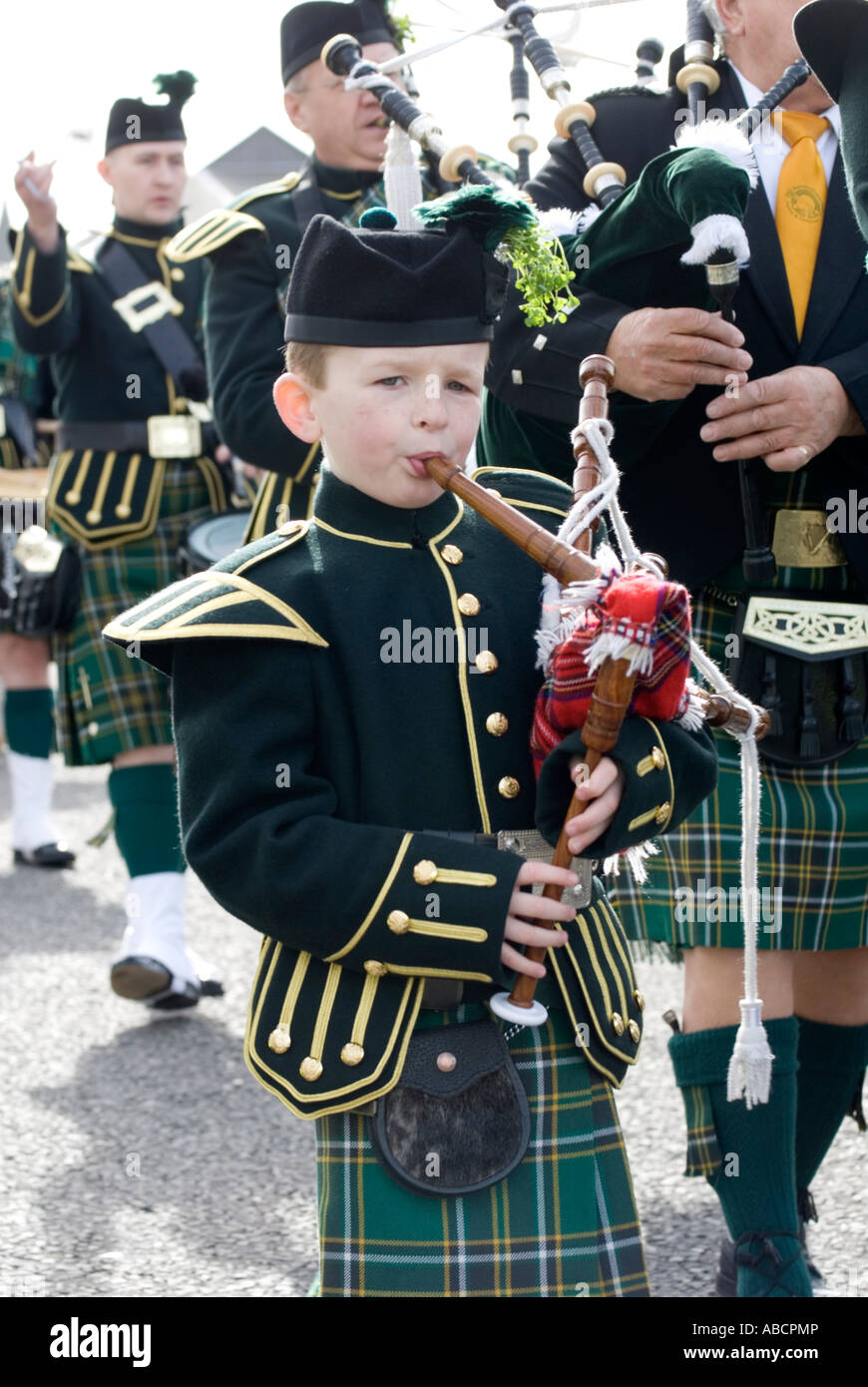 St Patricks day à Birmingham 2007 avec la fanfare celtique irlandais de wolverhampton avec un enfant piper Banque D'Images