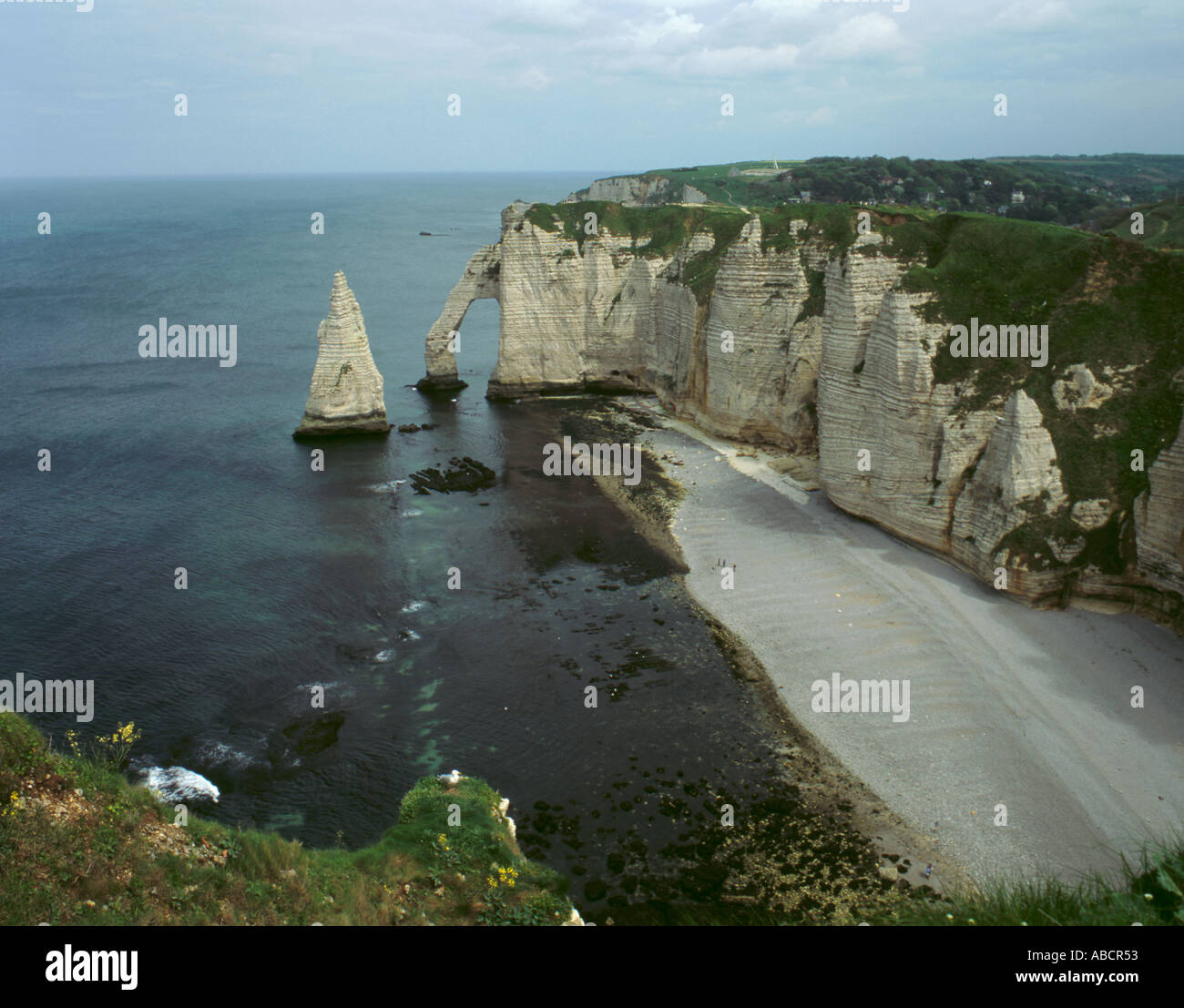 Diverses caractéristiques géographiques de l'érosion côtière, Étretat, Côte d Albâtre, Normandie (Normandie), France. Banque D'Images