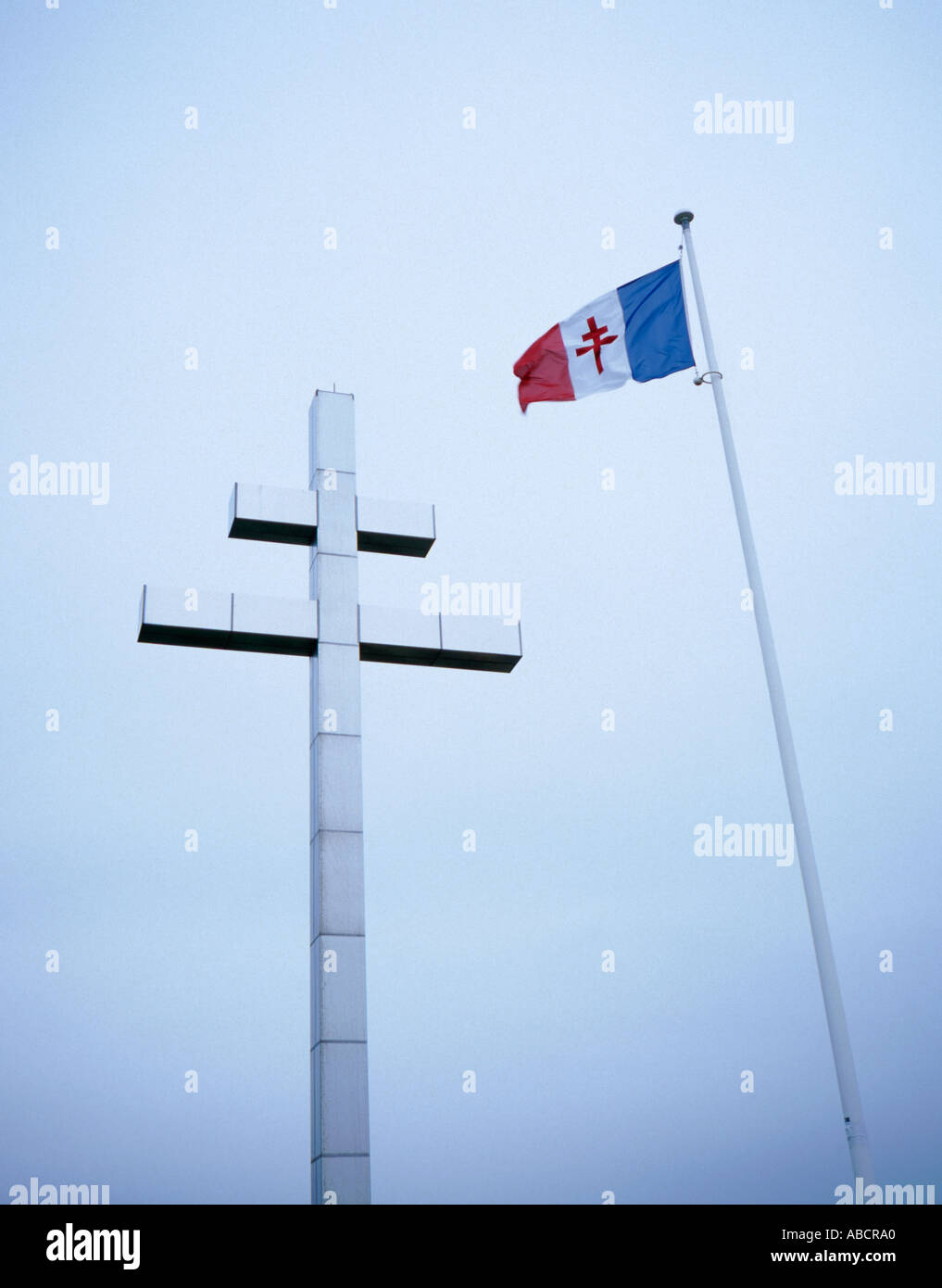 Croix de Lorraine et drapeau français sur la plage de BerniéressurMer, Normandie (Normandie