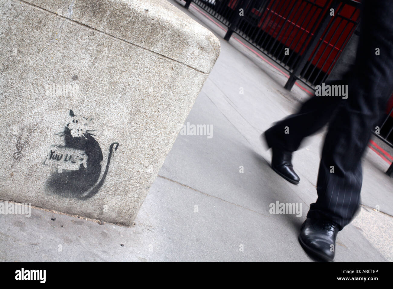 Pochoir de Banksy rat holding sign disant vous mentez, Liverpool Street, Londres Banque D'Images