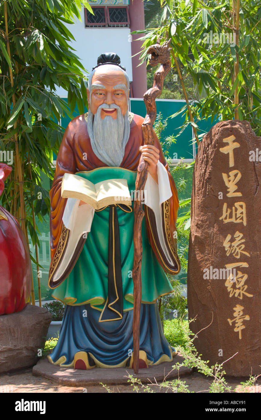 Statue de vieux sage chinois man holding book Banque D'Images