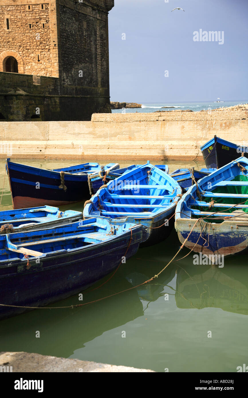 Bateaux de pêche bleu dans le port d'Essaouira Maroc Banque D'Images