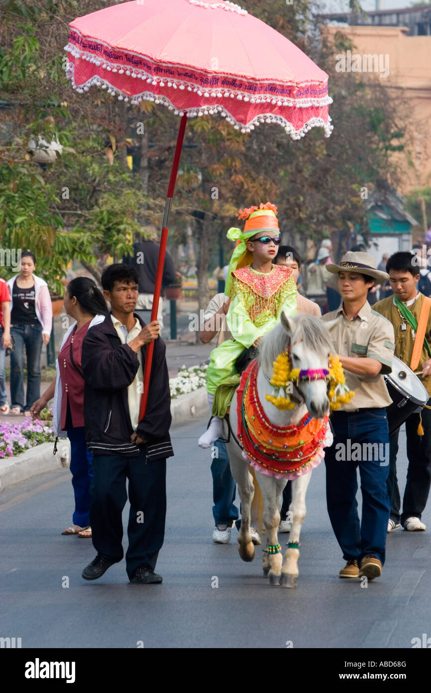 Poy a chanté longtemps garçon venant de la scène d'âge Festival des fleurs de Chiang Mai Thaïlande parade Banque D'Images