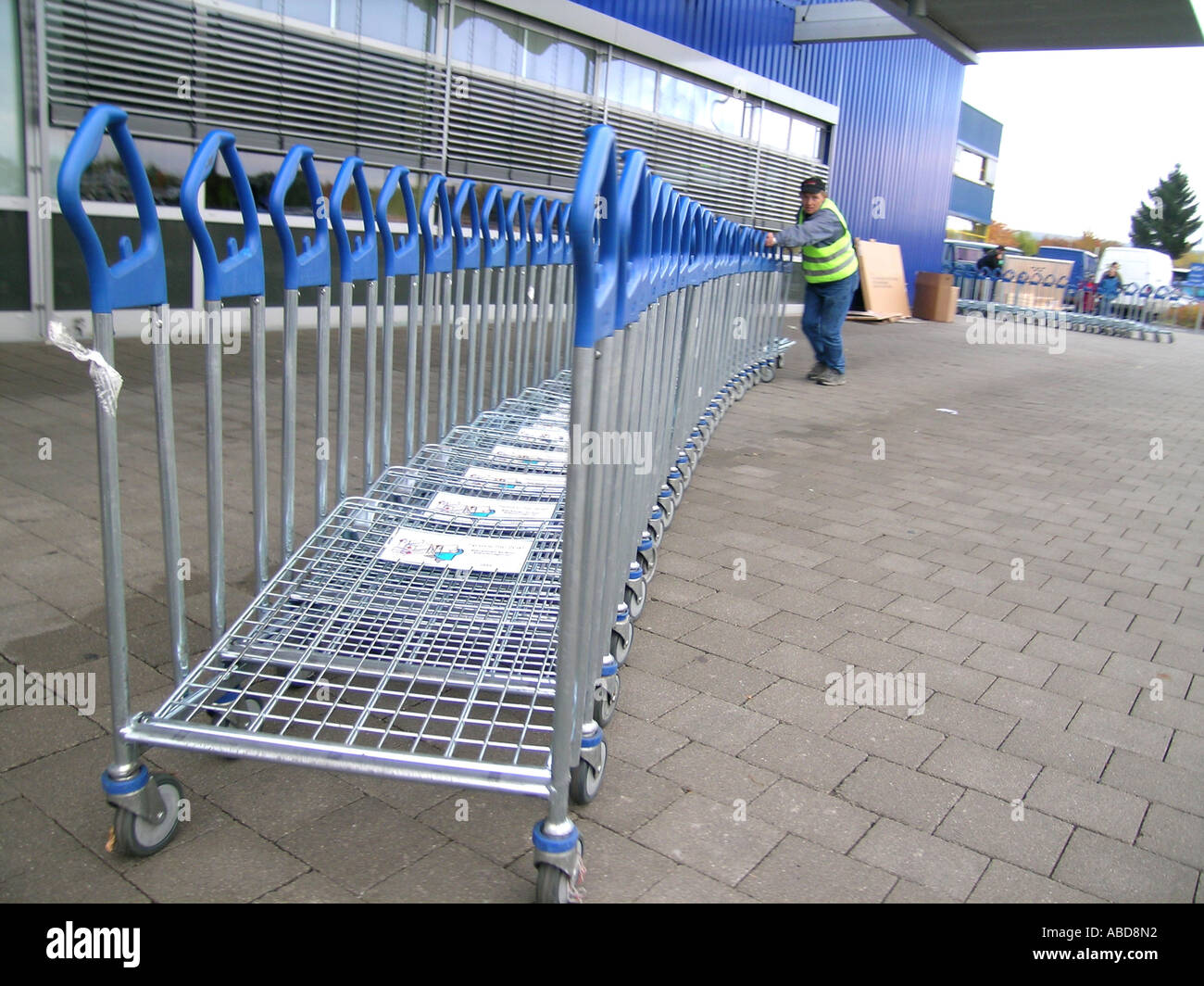 Homme pousse chariots vides Banque D'Images