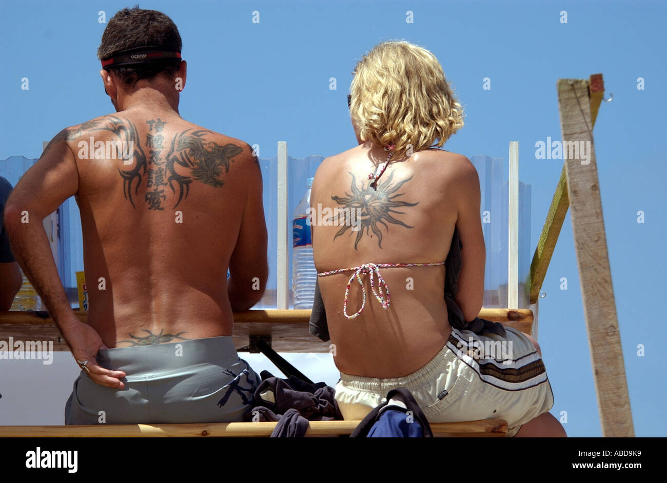Tattooes à l'arrière d'un couple Banque D'Images