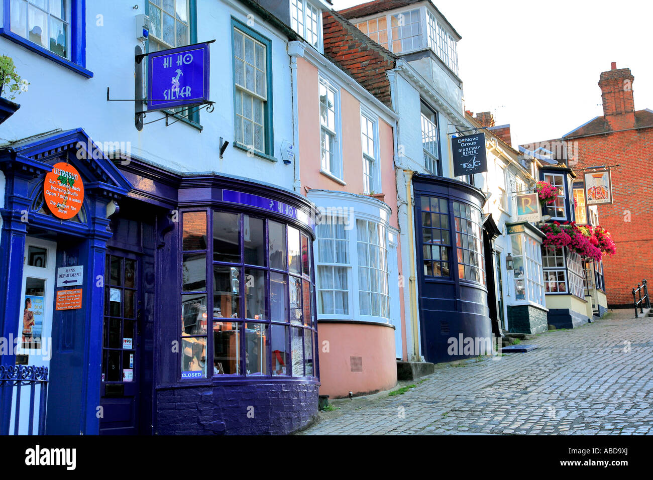 Rue Pavée et boutiques sur Quay hill, port de Lymington, Hampshire, Angleterre, Grande-Bretagne, Royaume-Uni Banque D'Images