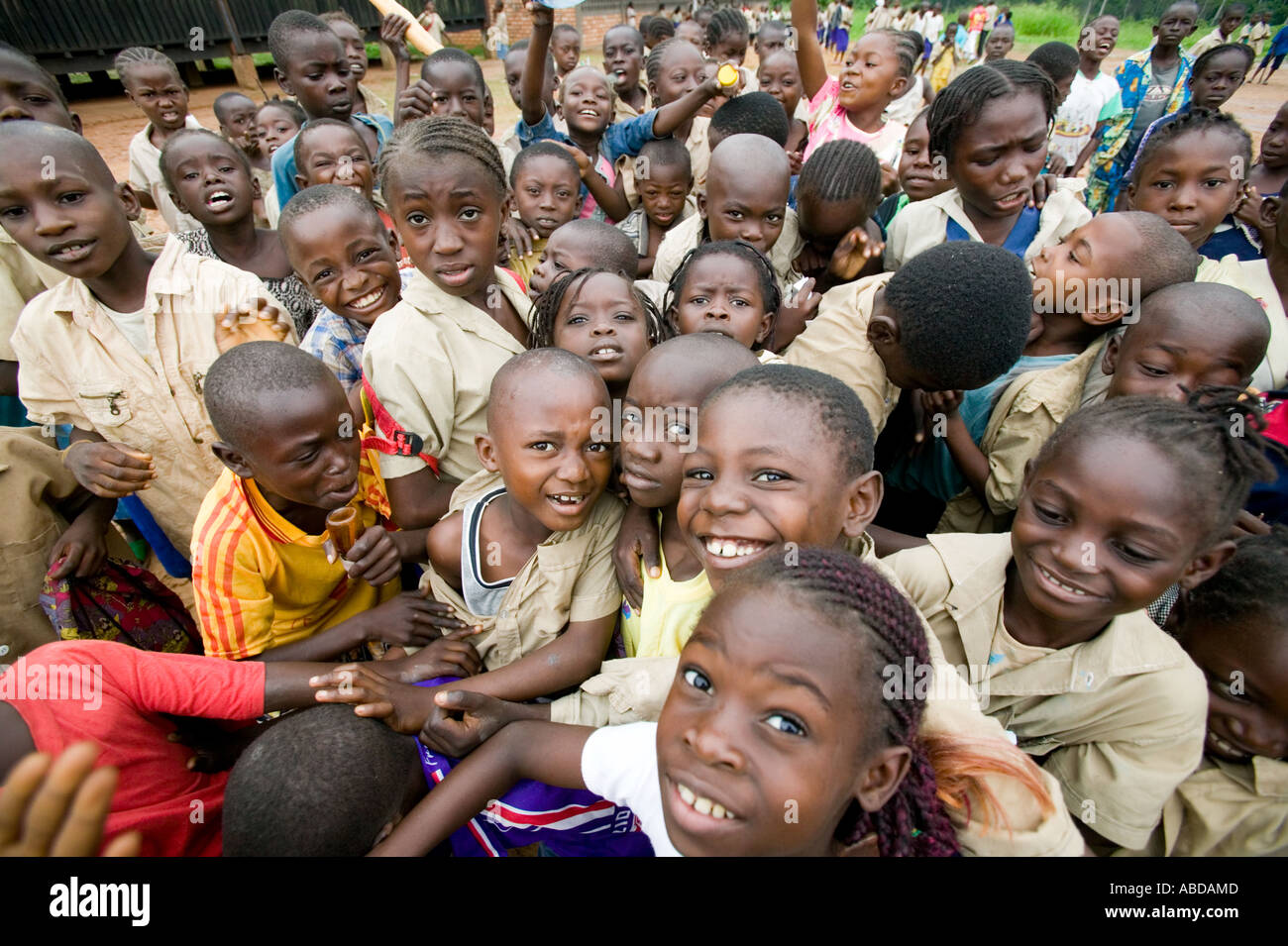 Les enfants à l'école de la forêt tropicale dans la ville d'Pokone dans la République du Congo Banque D'Images