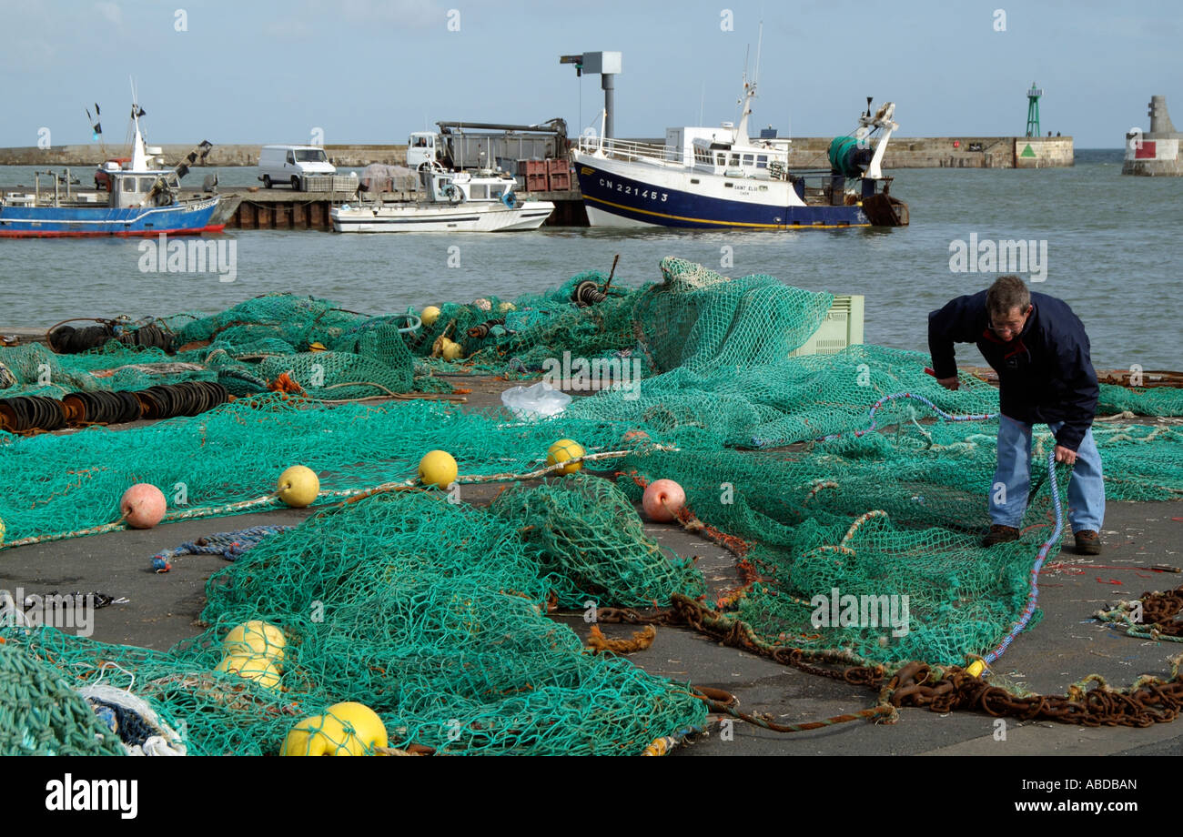Réparer les filets de pêche Les bateaux de pêche Port en Bessin Normandie France Europe Photo