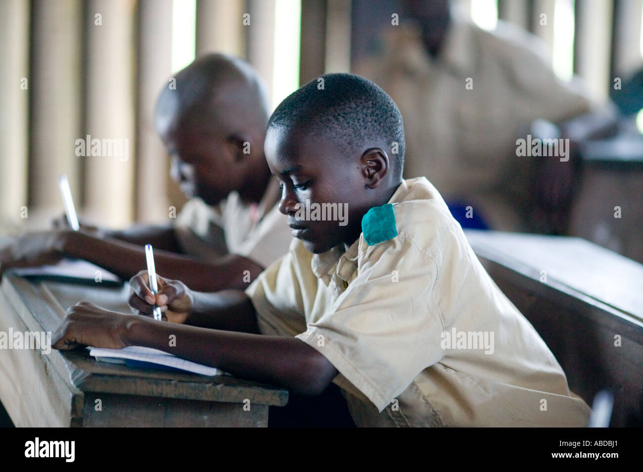 Les enfants à l'école de la forêt tropicale dans la ville d'Pokone dans la République du Congo Banque D'Images