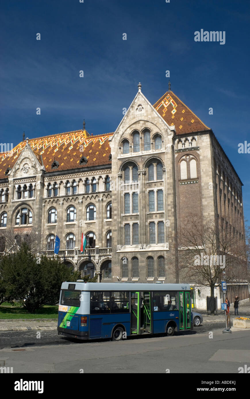 Bus et archives nationales de Hongrie Magyar Országos Leveltar Becsi Kapu ter Quartier du Château Budapest Hongrie Banque D'Images