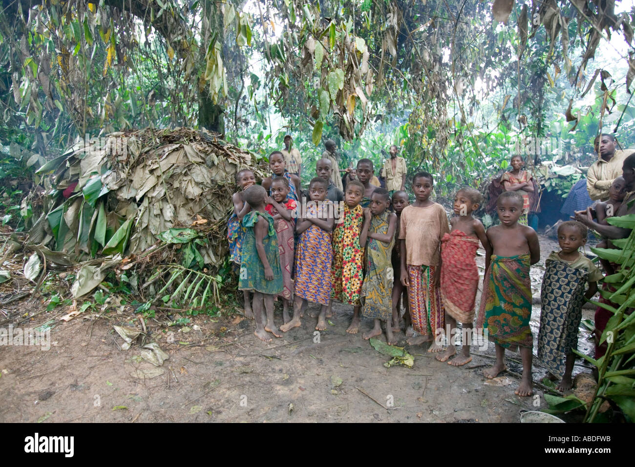 Enfants dans un village de la forêt tropicale en République du Congo Banque D'Images