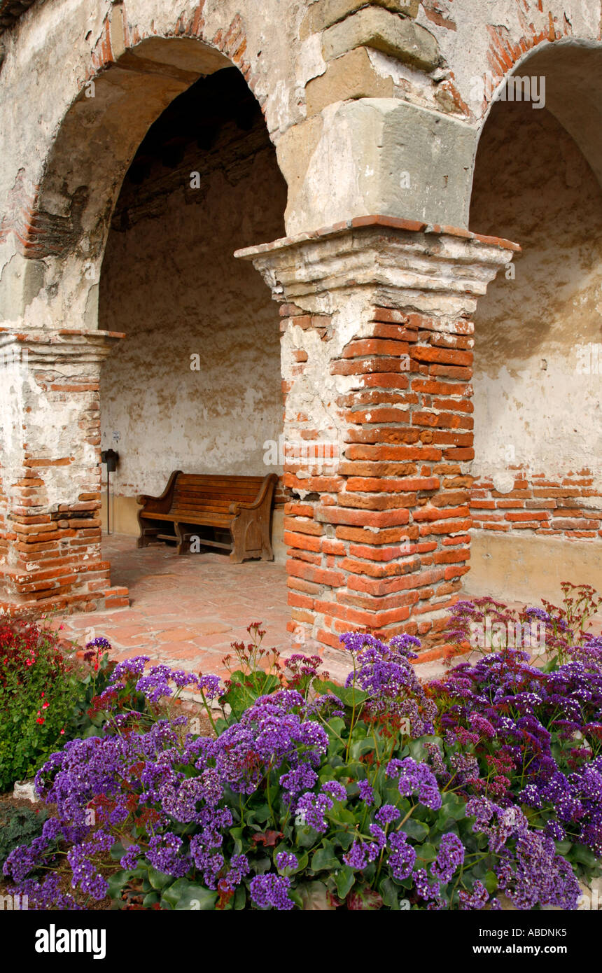 Fleurs à l'Historique Mission San Juan Capistrano Orange County en Californie Banque D'Images
