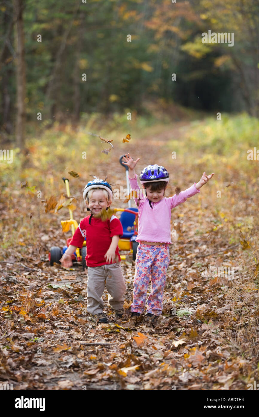 Un jeune garçon à l'âge de 2 ans et sa soeur 4 ans sur leurs vélos Newfields rail trail à Newfields NH Automne Banque D'Images