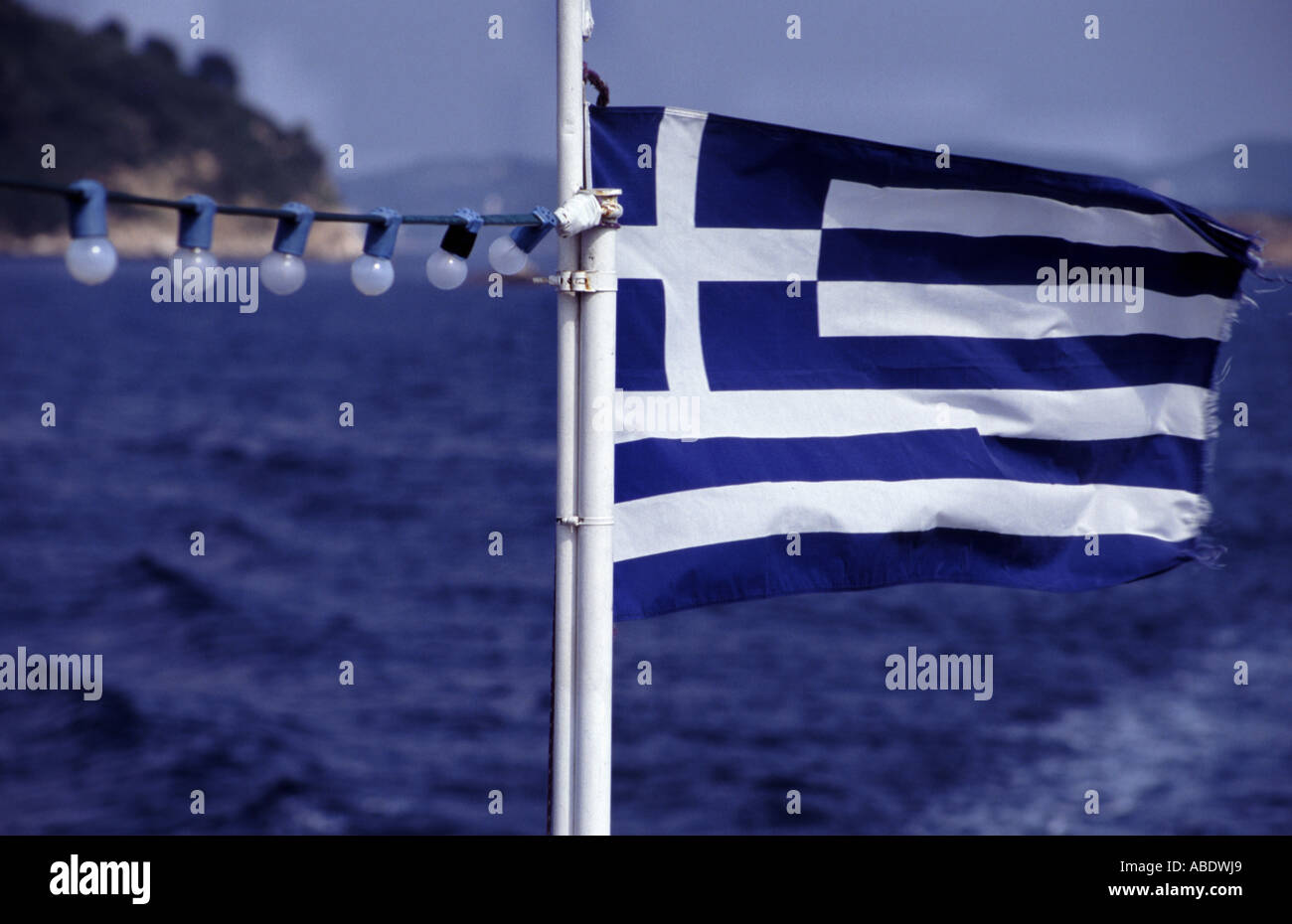 La liberté OU LA MORT 02 drapeau grec sur le navire en mer C'EST 1 DE 2 PICS SEMBLABLES ET DE 1 200 TOTAL PHOTOS Banque D'Images