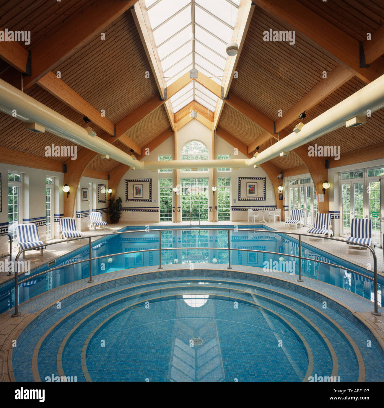 Bassin circulaire au-dessus de l'hôtel grande piscine intérieure avec verre et bois plafond apex Banque D'Images