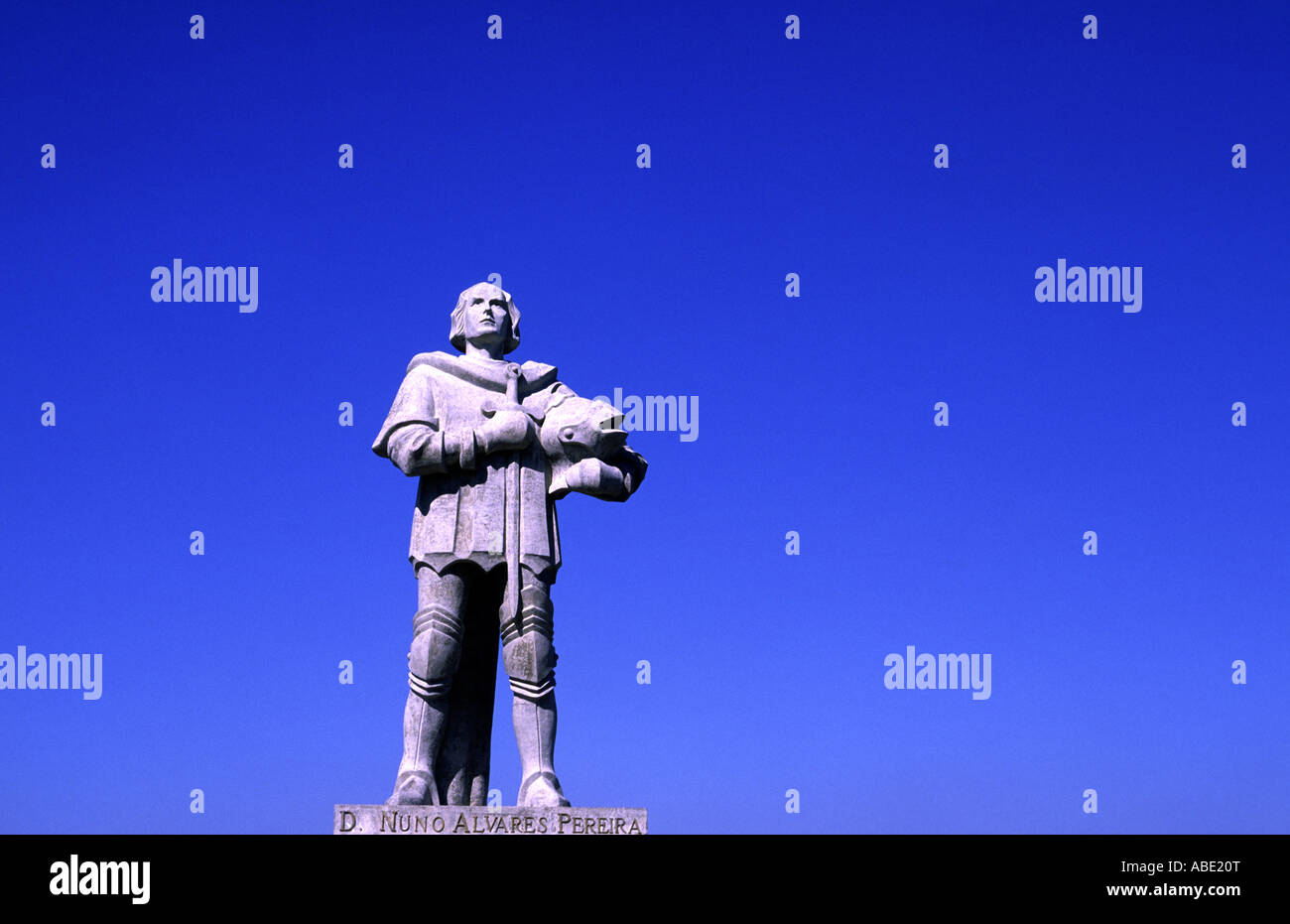 'D. Nuno Álvares Pereira statue contre un ciel bleu profond Ourém Portugal Banque D'Images