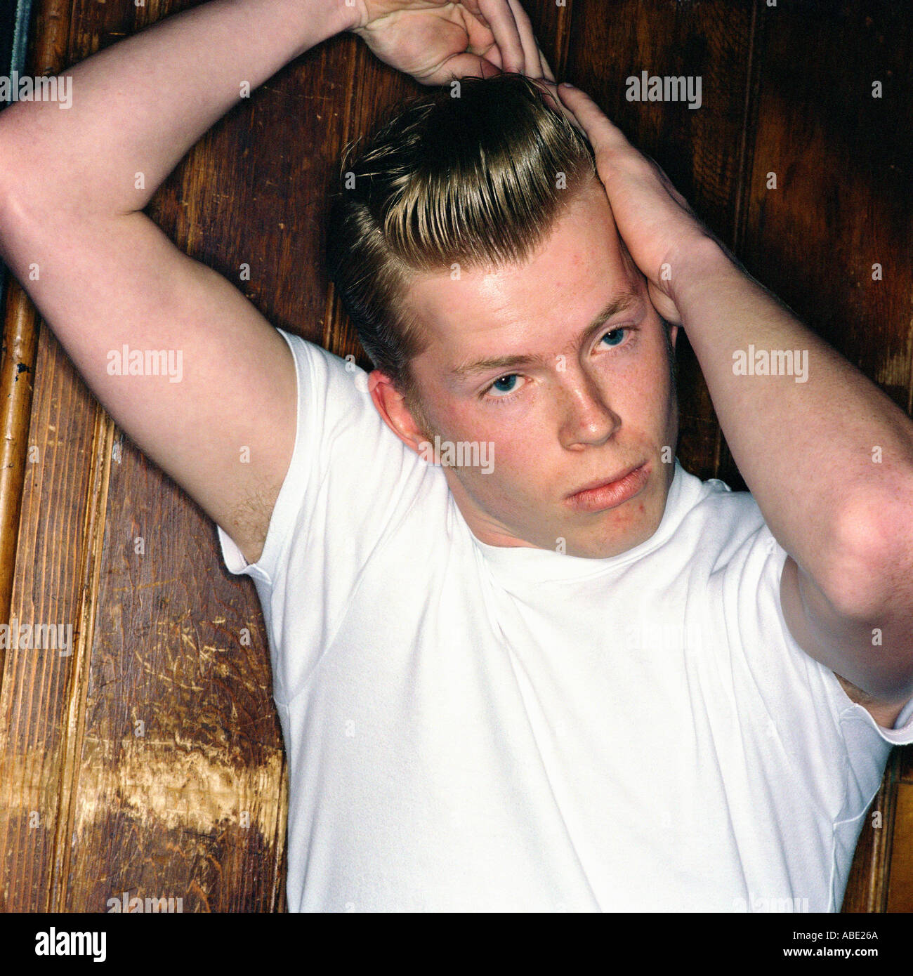 Jeune garçon peignant ses cheveux Banque D'Images