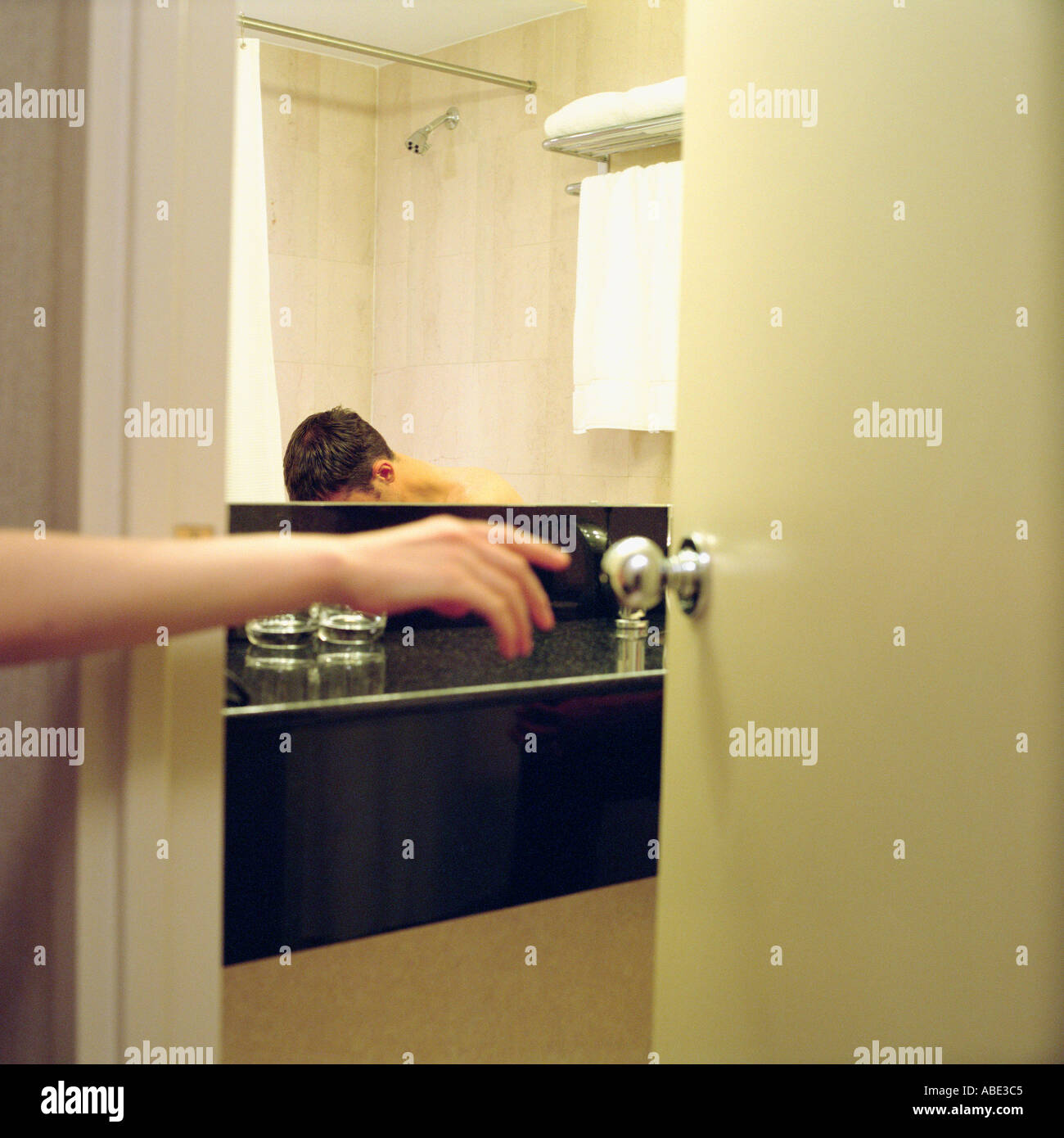 Personne qui ouvre la porte de la salle de bains Photo Stock - Alamy