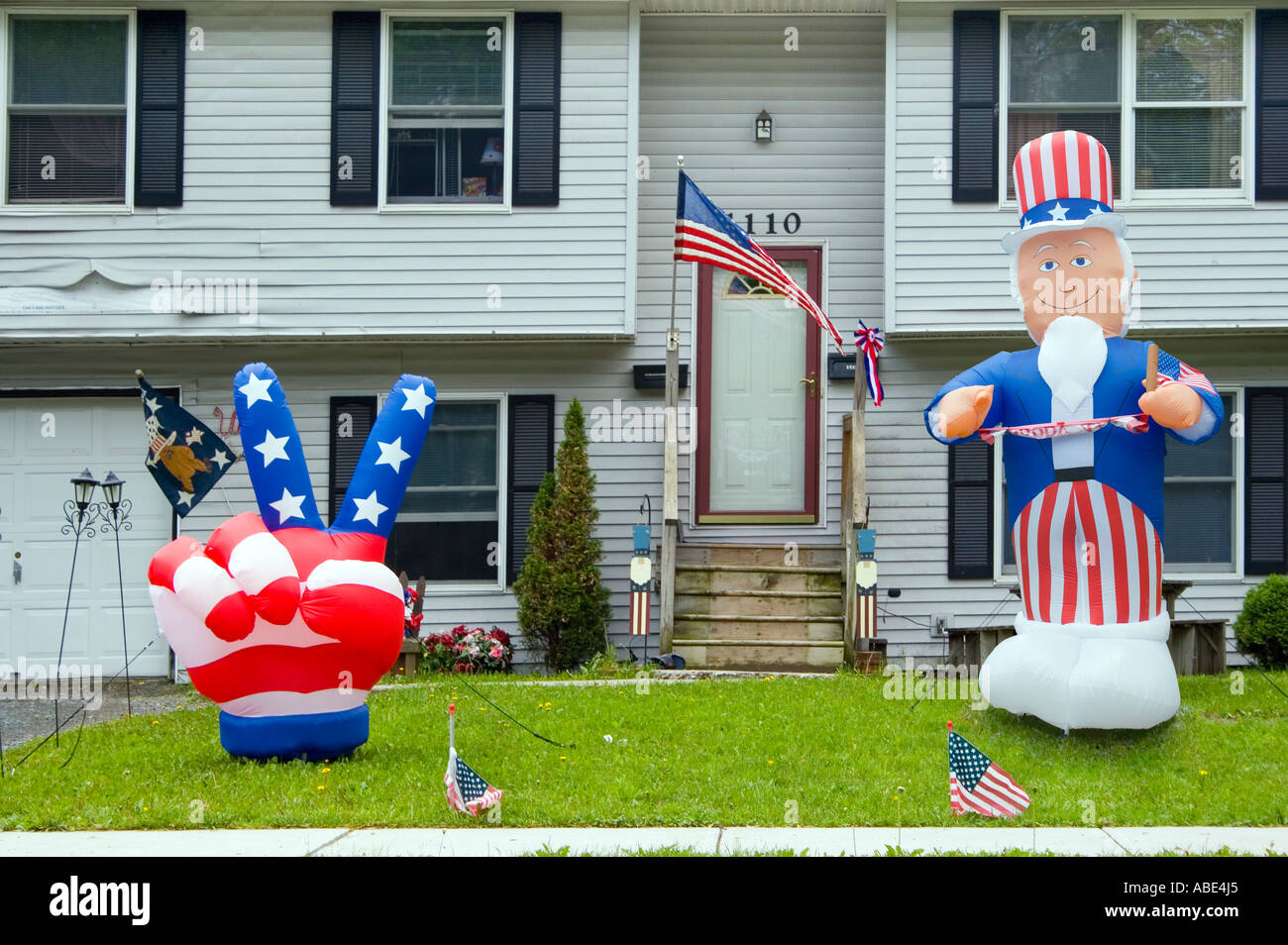 Une pelouse avec blow up patriotique icônes dans Rensselaer New York Banque D'Images