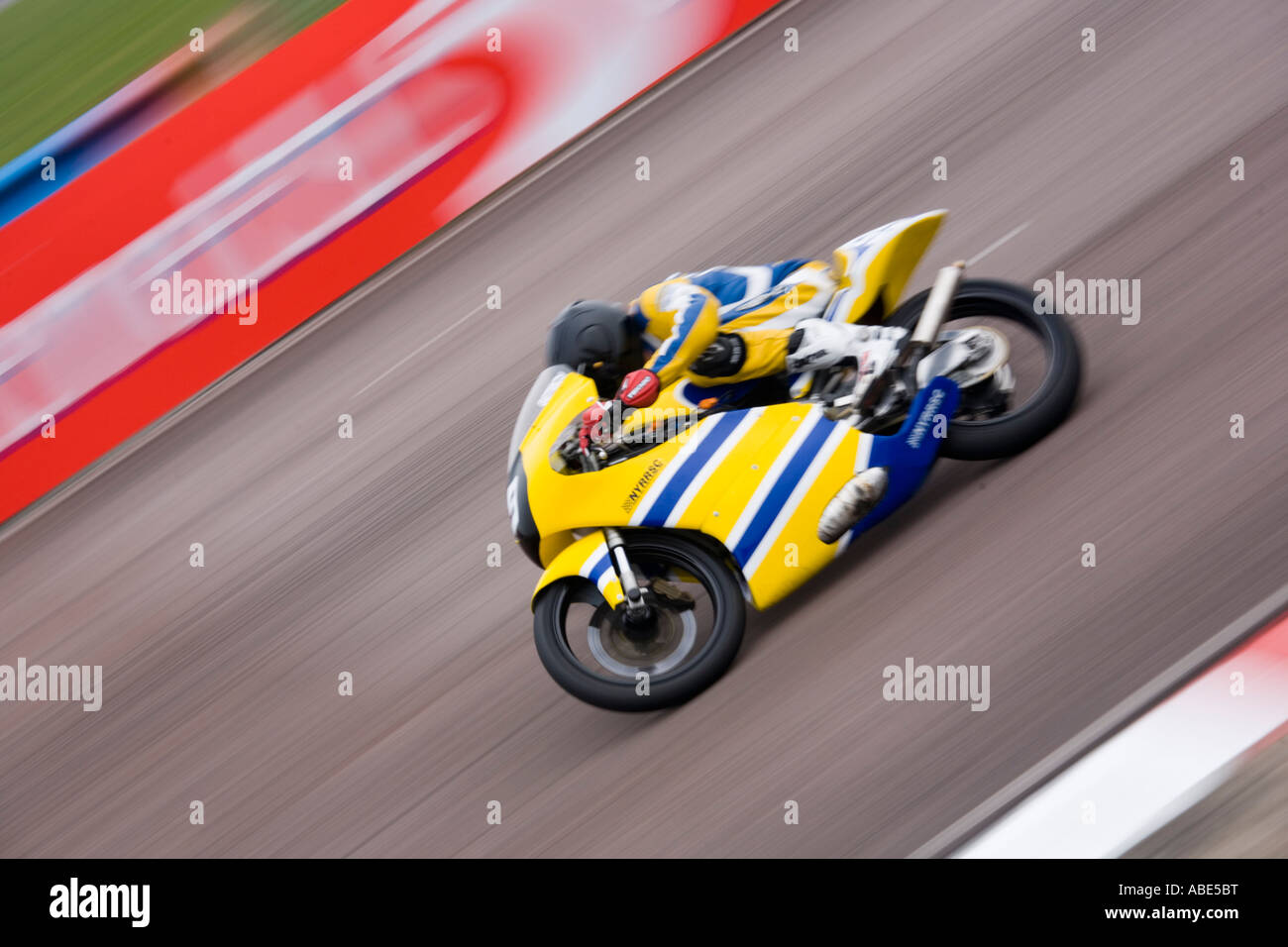 Un panoramique avec blur course de vitesse moto 125 jaune rapide rapide Banque D'Images
