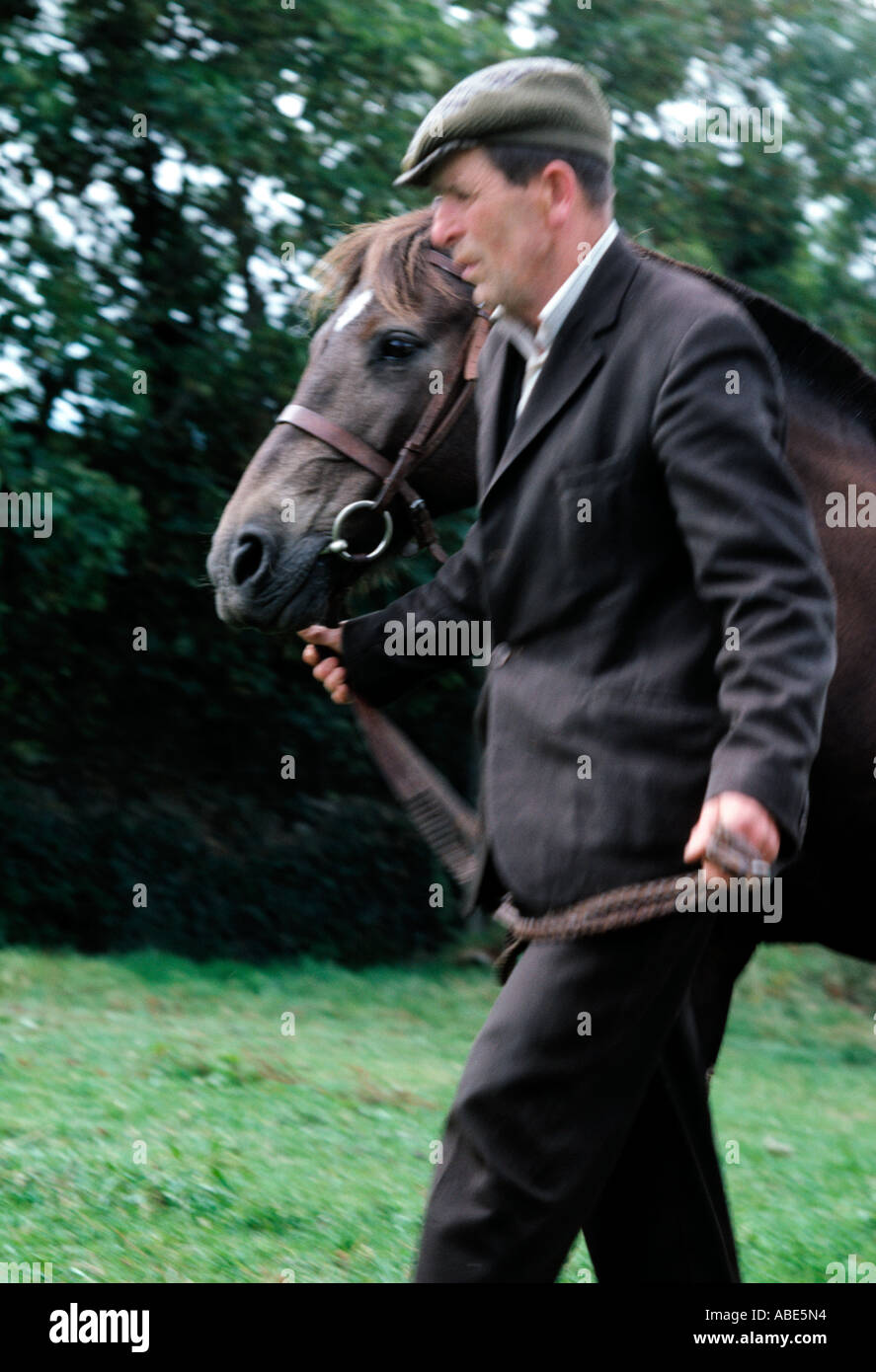 Homme âgé promenades cheval à chaque année un spectacle irlandais Banque D'Images