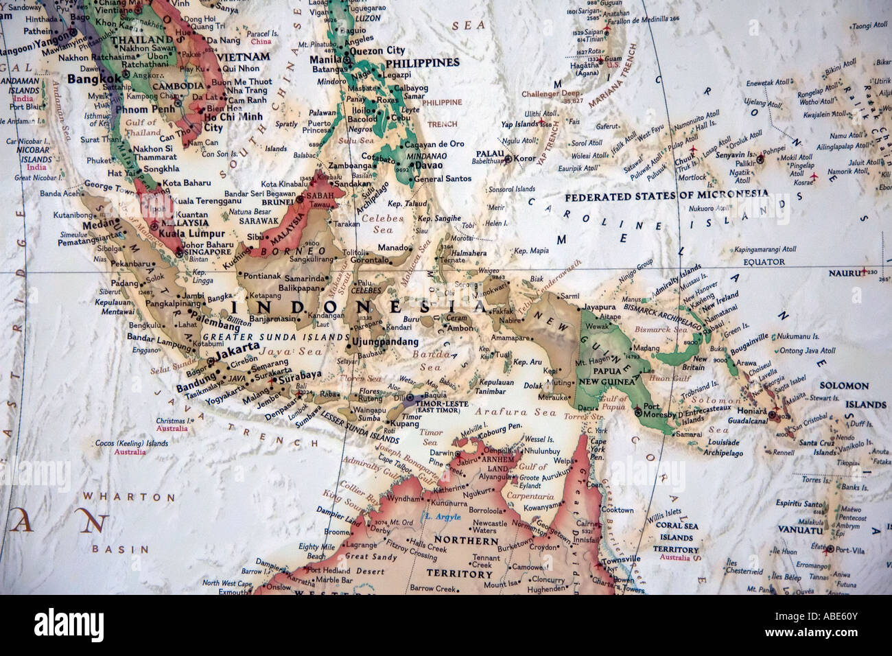 Vue de l'Indonésie et la région environnante sur une fine, détaillée et colorée carte du monde. Banque D'Images