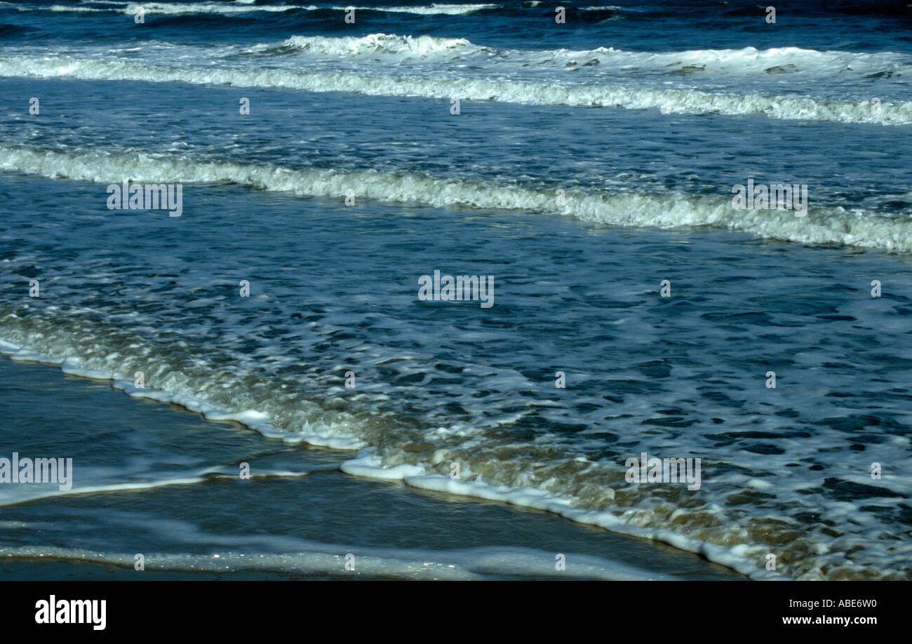 Petites vagues et mousse Banque D'Images