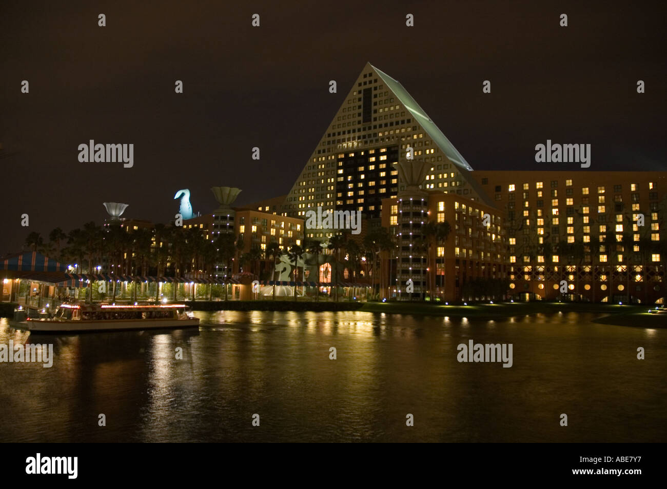 Le Dolphin Hotel à Disneyland en Floride dans la nuit. Banque D'Images