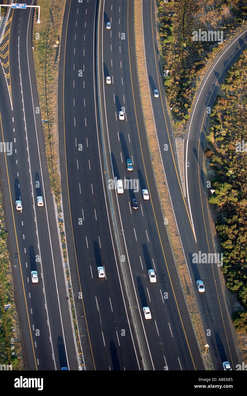 Trafic circulant sur une autoroute Banque D'Images