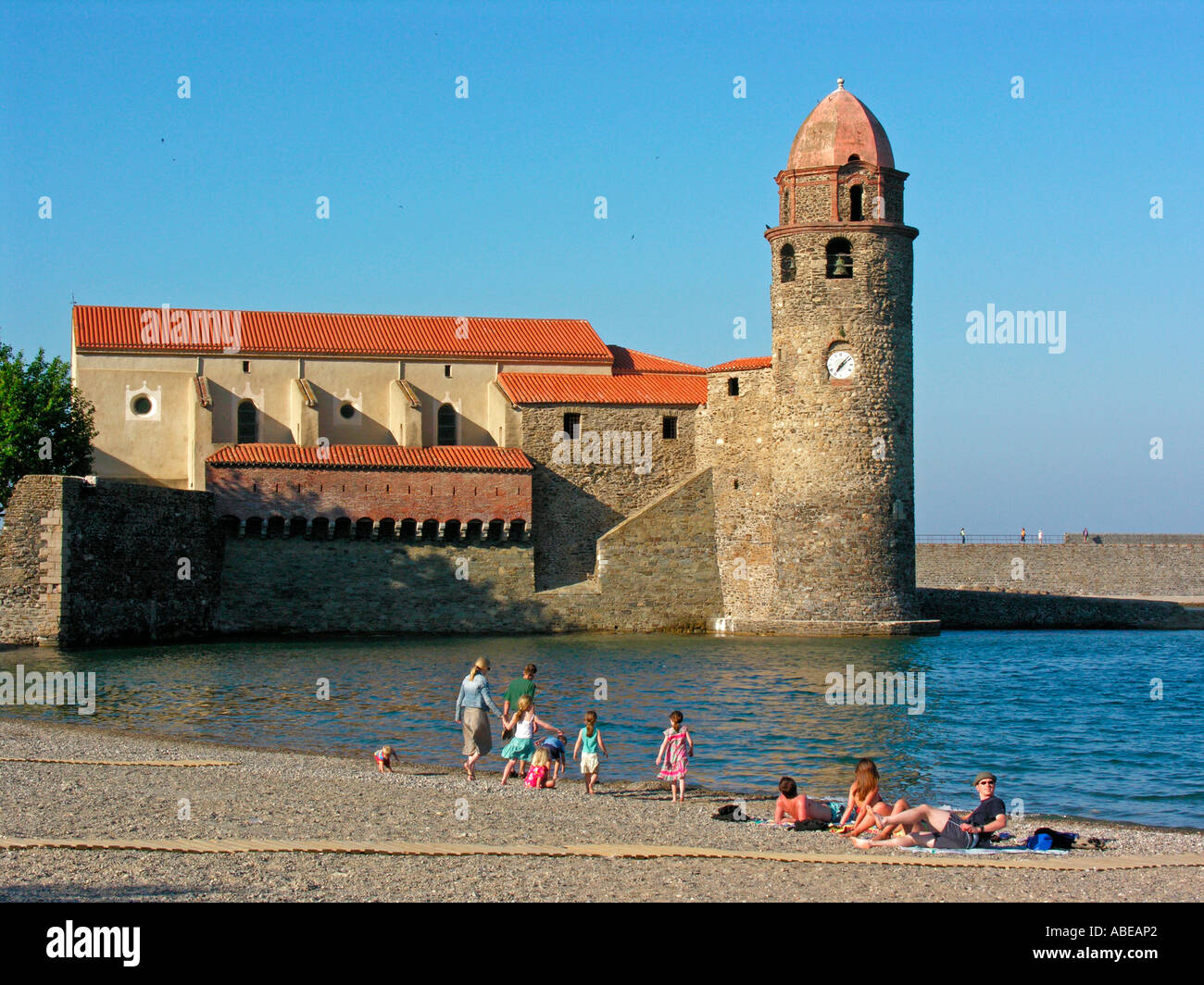 Beach bay à Collioure avec église fortifiée Notre-Dame des Anges avec beffroi belltower utilisé également comme phare Banque D'Images
